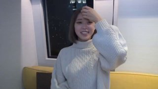 女同学被班上好几个了男生胁迫脱她衣服摸奶子,还掏出鸡巴让她吃,还插入她无毛白虎逼